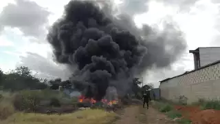 Uno de los vecinos encendió su bomba y dio una manguera, que le sirve para riego