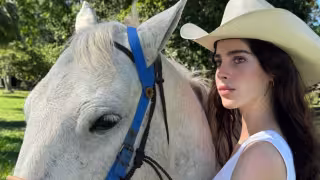 Fátima Bosch frena su desfile para ayudar a un adulto mayor en Ecuador