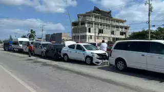 Un Ford negro impactó a una unidad del servicio especial de transporte, desencadenando una colisión múltiple.