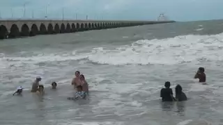 Durante este domingo se registraron olas de hasta un metro