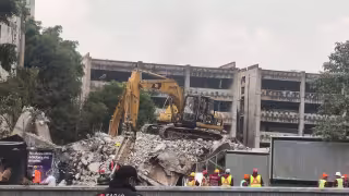 Colapsa estructura en demolición sobre Viaducto Miguel Alemán; árbol cae sobre un vehículo y complica tránsito en CDMX