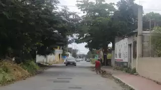 La entrevistada mostró algunos baches de la colonia, incluso indicó que el problema es peor cuando llueve