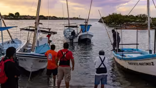 Pescadores de Sinanché viven momentos de terror tras volcar su lancha en altamar
