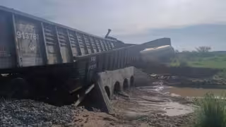 Descarrilamiento de tren en Sonora derrama 59 mil litros de químico; Profepa investiga daños