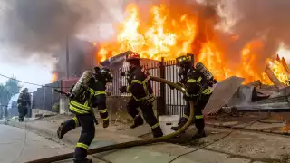 Incendios forestales en Chile dejan 20 muertos y miles de evacuados; hay un detenido en Biobío