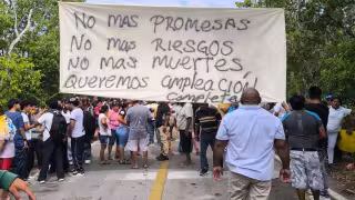Habitantes de Celestún cierran acceso al puerto; protestan tras el accidente donde murieron maestros y menores