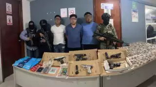 Detienen a tres hombres con drogas y armas del Ejército en Cancún