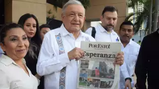 AMLO fue recibido por varios simpatizantes a su salida de un hotel en Paseo de Montejo, donde pernoctó la noche de sábado
