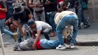 SSC CDMX acusa intento de derribar vallas en marcha; un manifestante resulta herido tras explosión de cohetón