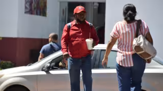 Mantener la hidratación y utilizar bloqueador es esencial