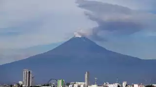 Este domingo, el semáforo volcánico permanece en color amarillo fase 2, debido a que el volcán Popocatépetl registra exhalaciones de gases y ceniza
