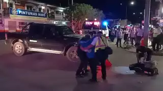 Camioneta se impacta contra motocicleta; hay varios heridos en José María Morelos