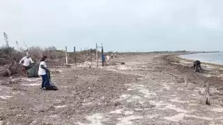 Ciudadanos se suman para limpiar las playas de Río Lagartos, Yucatán