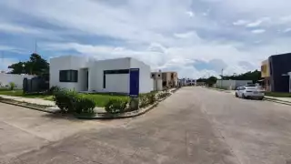 Los agentes ubicaron envoltorios con diferentes cantidades del narcótico sintético identificado como cristal, además de una réplica de un arma de fuego. (