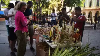 El Domingo de Ramos artesanos ofrecen desde cruces hasta imágenes