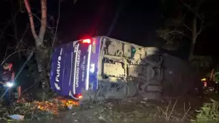 Volcadura de autobús en Tlanchinol, Hidalgo, deja al menos cinco muertos y más de 20 heridos
