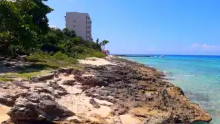 De acuerdo a la información proporcionada, son tres predios particulares que le pertenecen a una familia de la isla. 
