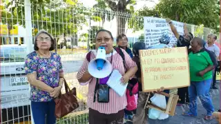 “Nos tratan como ignorantes”: Jubilados acusan a la rectora de retrasar pagos en Ciudad del Carmen