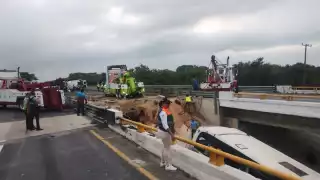 El autobús terminó por salirse de la carretera