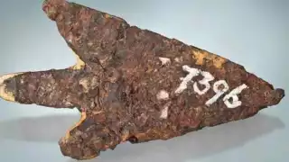 La punta de flecha está hecha de un material llamado 'Hierro de Meteorito'