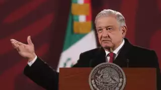 El presidente López Obrador fue recibido con música de banda, porras y bendiciones por los pobladores de ese municipio