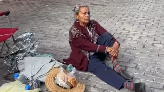 Doña Josefina continúa su protesta frente a Palacio de Gobierno en Mérida y niega a retirarse