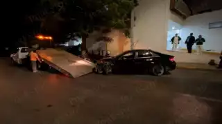 Aparatoso accidente en Circuito Baluartes, Campeche: auto se estrella frente al IMSS