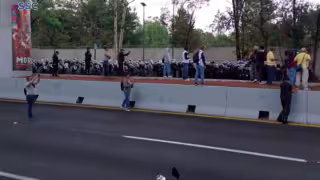 Estudiantes de Guerrero bloquean la México-Cuernavaca en ambos sentidos a la altura de la caseta de Tlalpan
