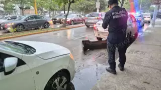 Choque entre taxi y automóvil particular provoca caos vial en colonia de Ciudad del Carmen