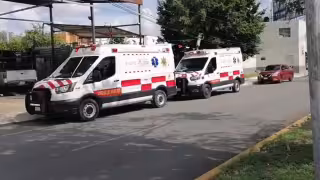 Los amortiguadores actuaron y la parte de abajo del vehículo golpeó en el abdomen al trabajador