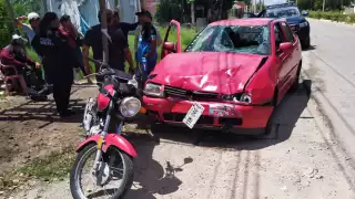 El casco del mismo motociclista sirvió como proyectil para dañar el automóvil