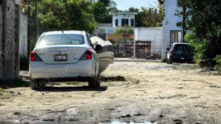 Padres denuncian calles destrozadas frente a secundaria en la colonia San Nicolás, Ciudad del Carmen