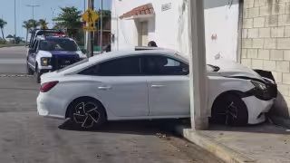 Vehículo termina incrustado contra una barda y es abandonado en Playa Norte; autoridades lo aseguran