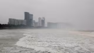 Huracán Simón categoría 4 se acerca a Colima y Jalisco; tormenta Rachel avanza hacia Baja California