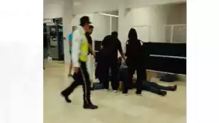 Hombre se corta el cuello con unas tijeras en el Aeropuerto de Cancún: VIDEO