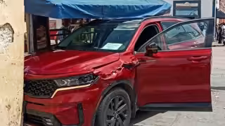 Conductor arrolla a personas en un puesto de comida del Centro de Mérida; reportan varios lesionados