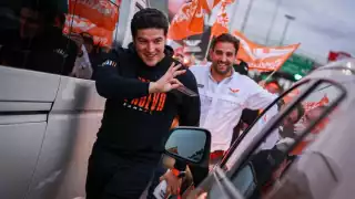 Samuel García estuvo en un crucero de Saltillo, Coahuila, para pegar la 'calca matona'.