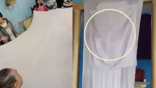 Esto ocurrió cuando integrantes del coro de la iglesia levantaron una sábana