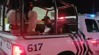 Los ocupantes del automóvil tenían en su poder un arma cargada calibre 9 milímetros