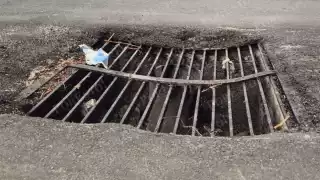 Alcantarilla hundida en avenida Concordia pone en riesgo a motociclistas en Champotón
