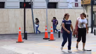 Contrastes en el Centro de Mérida previo al 8M: algunos edificios con vallas y otros no