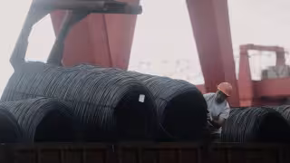 Donald Trump evalúa reducir aranceles al acero y aluminio ante presión económica y caída en popularidad