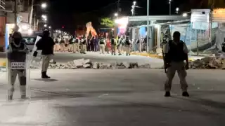 Con una retroexcavadora, comenzaron a tirar los puestos del lugar