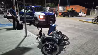 Choque de motos y camioneta deja a mujer y niño lesionados en la colonia Manigua