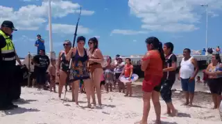 Policía rescata a una mujer que era arrastrada por el mar en Telchac Puerto