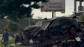 Dos de los ocupantes del auto fueron trasladados a un hospital para su atención médica