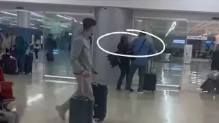 El hombre fue capturado molestando a un pasajero del vuelo procedente de la Ciudad de México