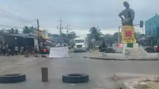 La carretera federal Escárcega-Chetumal se mantiene bloqueada