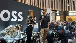 Fernando Alonso visitó la Plaza Mitika en la CDMX. Foto: Especial