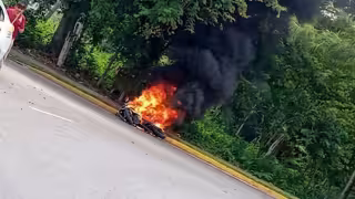Motocicleta se incendia por falla mecánica sobre Insurgentes y Boulevard Bahía, en Chetumal